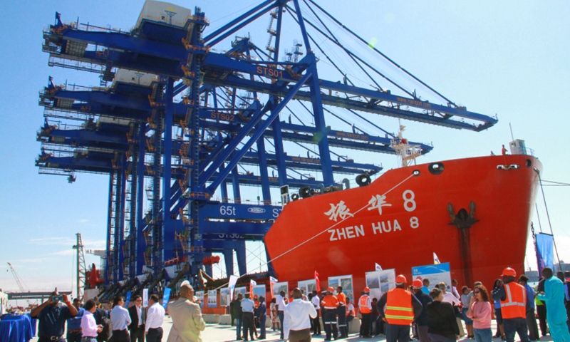 這四臺岸橋一年可以完成70萬標準集裝箱的吞吐量，每臺岸橋的效率是納港現有門座式起重吊機的三到五倍。圖為運載著四臺岸橋的貨輪停靠在納米比亞沃爾維斯灣正在建設的集裝箱碼頭。（新華社記者 吳長偉 攝）