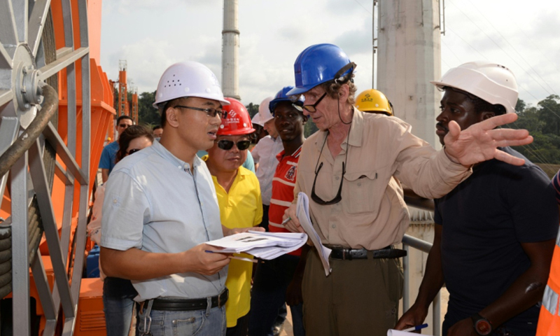 2月8日，在位于喀麥隆南部大區的曼維萊水電站，法國監理切爾韋蒂（前右二）帶領監理團隊和喀方業主成員對水電站主體部分進行技術驗收。由中企承建的喀麥隆曼維萊水電站主體部分8日通過喀方臨時驗收委員會驗收。該項目位于喀麥隆南部大區，總投資6.37億美元，總裝機容量211兆瓦。項目于2012年底開工，由中國電力建設集團總承包，中國水利水電第16工程局實施。（新華社記者 喬本孝 攝）