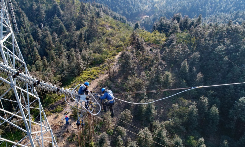 受冰凍天氣影響，1月28日，位于江西豐城市秀市鎮的500千伏輸電線路受損。為了趕在春節前恢復線路運行，國家電網江西省電力有限公司組織搶修隊伍于1月29日開始進行搶修施工。據介紹，搶修工程將于2月9日完成。（新華社記者 周密 攝）