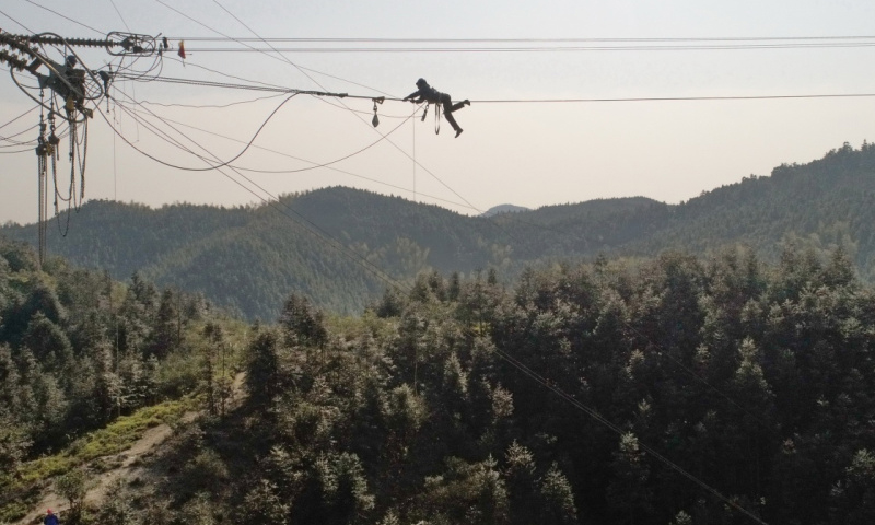 圖為2月6日，工人在進行搶修作業。（新華社記者 周密 攝）