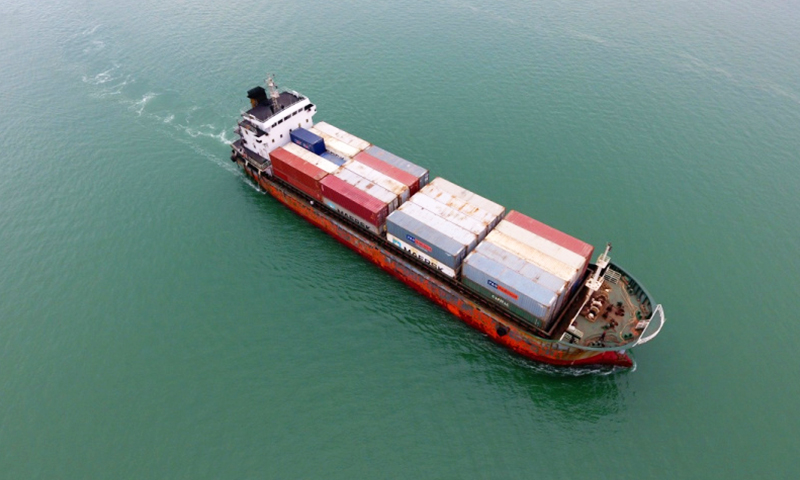 昔日小漁村漸成陸海樞紐，在20多年跨越式發展之后，廣西欽州港經濟技術開發區正緊抓新時代新機遇，全面融入“一帶一路”建設，不斷深化改革開放，堅持綠色發展，全力譜寫“向海經濟”新篇章。圖為一艘貨輪駛入廣西欽州港。（新華社記者 陸波岸 攝）