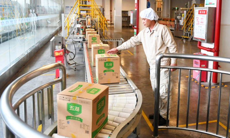 在中糧油脂（欽州）有限公司，工人正在生產作業中。（新華社記者 陸波岸 攝）