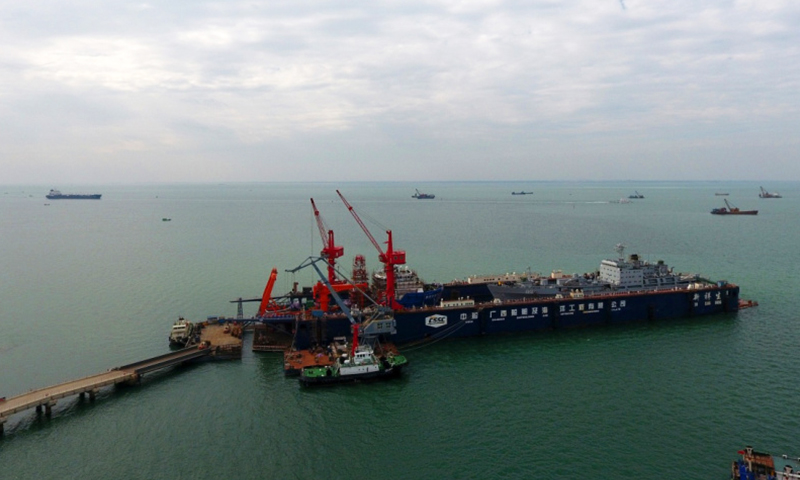 這是正在作業中的中船廣西船舶及海洋工程有限公司。（新華社記者 陸波岸 攝）