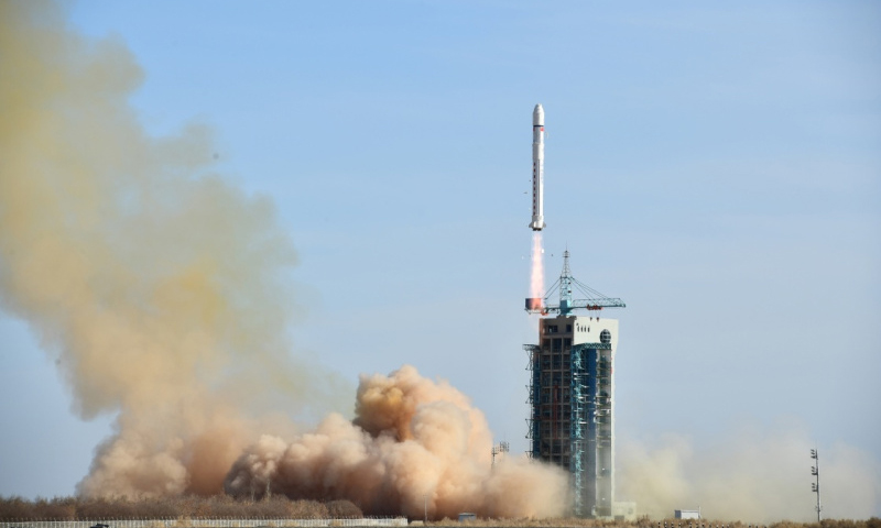 2月2日15時51分，我國在酒泉衛星發射中心用長征二號丁運載火箭成功將電磁監測試驗衛星“張衡一號”發射升空，進入預定軌道。這標志我國成為世界上少數擁有在軌運行高精度地球物理場探測衛星的國家之一。新華社發（汪江波 攝）