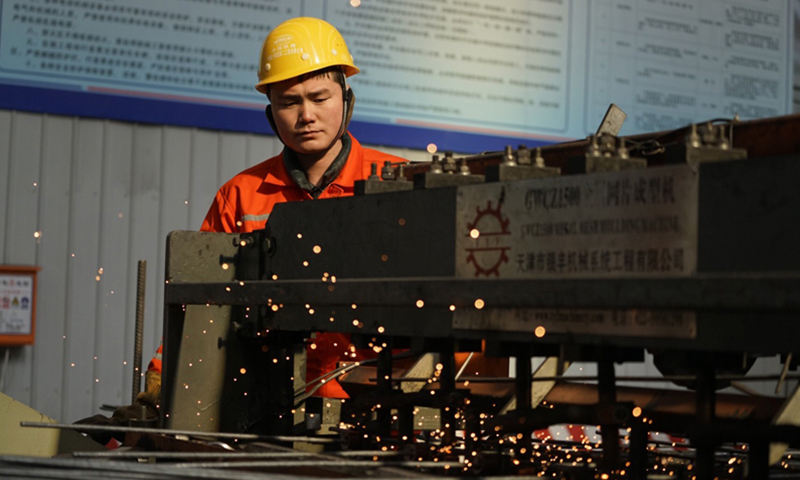 2月4日，中鐵十四局集團的建設者在焊制鋼結構件。當日，延崇高速公路（北京延慶至河北崇禮）佛峪口隧道工程推進超一成。延崇高速是2022年冬奧會重大交通保障項目，預計2019年竣工。（新華社記者 邢廣利 攝）