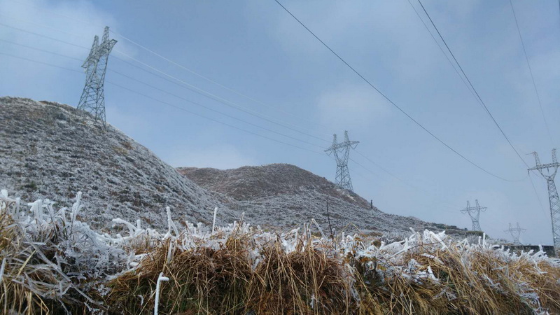 2018年2月1日，韶關220千伏關通線、110千伏大梅線依然是冰封世界，南方電網廣東公司通過噴火無人機、激光清障儀以及激光雷達進行實地除冰作業和激光雷達掃描，在非接觸式融冰技術方面取得新突破。據悉，以上三項高端科技裝備應用在電力融冰實踐方面屬國內首次。（楊挺 攝）