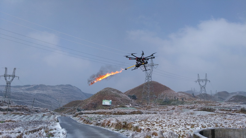 南方電網在國內率先嘗試噴火無人機對高壓線路地線進行除冰作業，取得了初步突破，在5分鐘內通過8次噴火加速了地線重冰區冰層融化，對探索非接觸性地線融冰技術積累了經驗。（楊挺 攝）