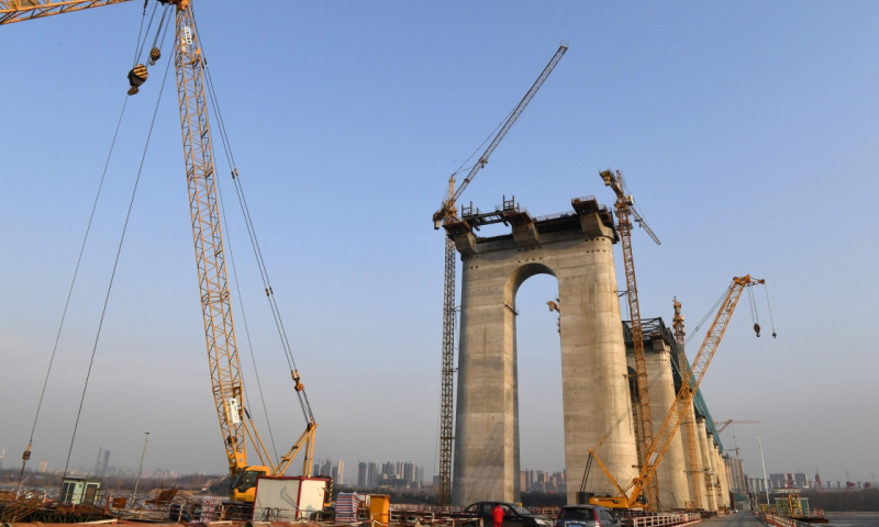 該橋全長5663.754米，位于山西省運城市平陸縣與河南省三門峽市之間，連接黃河南北兩岸，是蒙華鐵路煤運通道、山西運城至河南三門峽鐵路及山西省、河南省規劃的運三高速公路跨越黃河的共用橋梁，計劃2018年年底建成。（新華社記者 朱祥 攝）