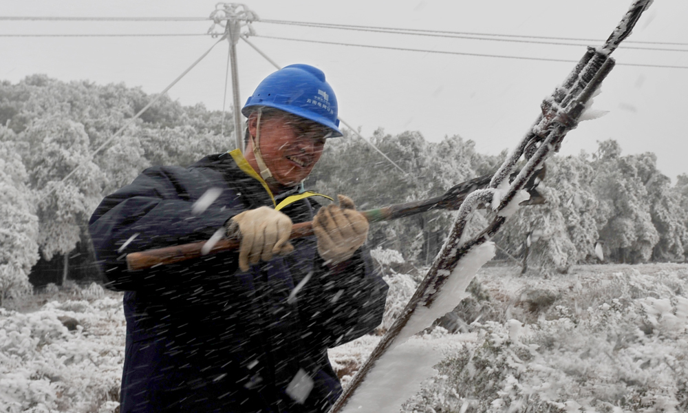 運維人員深入覆冰山區開展線路巡視和除冰清障，確保群眾用電不受影響。（子曉東 攝）