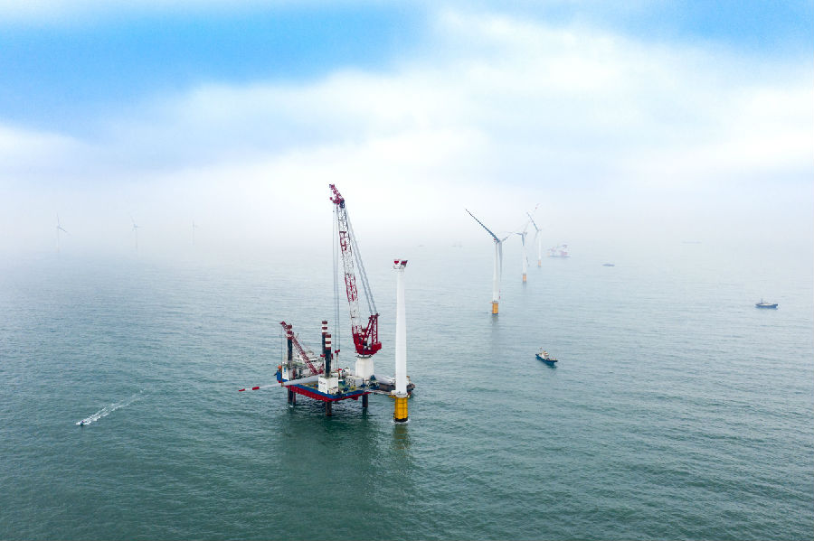 2020年12月30日，隨著珠海金灣海風場8臺風機成功并網發電，廣東海上風電并網容量達到101萬千瓦，較上年同比增長259.34%。海上風電并網容量突破100萬千瓦，是廣東海上風電發展清潔能源進程的重要節點，標志著海上風電發展速度進一步提升。圖為珠海金灣海上風電場風機吊裝時拍攝畫面。