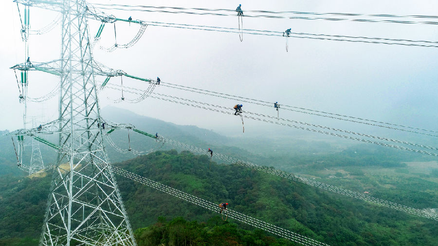 廣東海岸線長，風力發電蘊藏量大。目前，廣東海上風電在建裝機達800多萬千瓦，位居全國之首。圖為南方電網廣東陽江供電局輸電人員對相關送出線路開展走線驗收，加快風電等清潔能源接入配套工程建設。