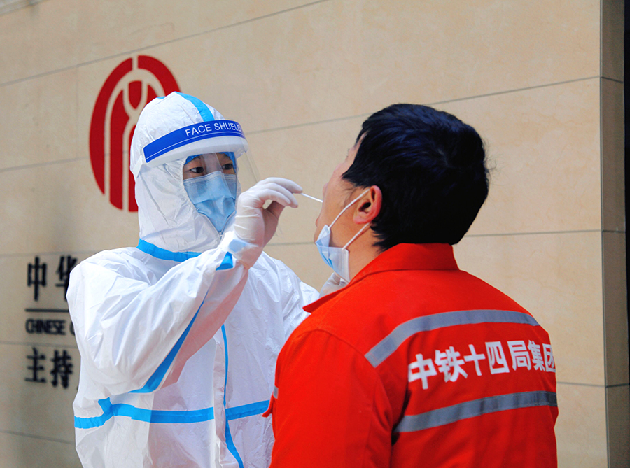 此次核酸檢測，采用咽拭子取樣方式，醫護人員提醒一線工人要注意對活動區域按時進行消殺，并普及了如何才能有效做到疫情防護措施，保障自身安全。圖為醫護人員對工人進行采樣。