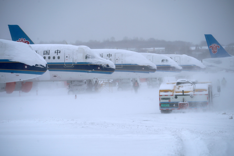 1月7日，大連周水子國際機場，寒潮暴雪過后，南航飛機機身覆蓋著厚厚積雪。
