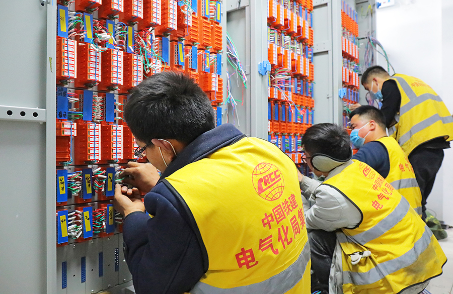 其中，由中鐵建電氣化局三公司承建的北京站至北京西站地下直通線列控系統升級工程和京哈鐵路北京站至燕郊站普速場工程，是京唐城際鐵路引入北京地區鐵路樞紐的重要組成部分，主要涉及信號系統升級改造、房屋建設工程及通信、電力相關工程。（曹筱璐 攝）