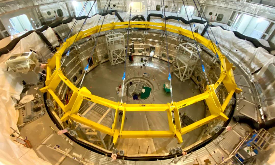 杜瓦下部冷屏（Lower Cryostat Thermal Shield）是第一個安裝在ITER裝置中的冷屏系統組件，直徑約20米，高約5米，重量約50噸，由18塊全表面鍍銀并帶有迷宮狀匯集管道的面板組成，具有尺寸大、重量輕、變形控制困難的特點。