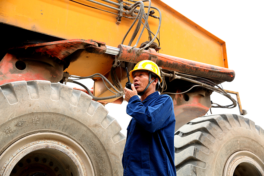 “高鐵運行速度很快，對施工精度要求很高，我們在架梁施工中要保證相鄰橋面高差、支座與墩臺錯動量都控制在10毫米以內，支座四角高差控制在2毫米以內，說這是‘繡花’功夫一點都不為過。”現場負責人何波良說道。圖為作業人員指揮900噸架橋機行走。（黃詩偉 攝）