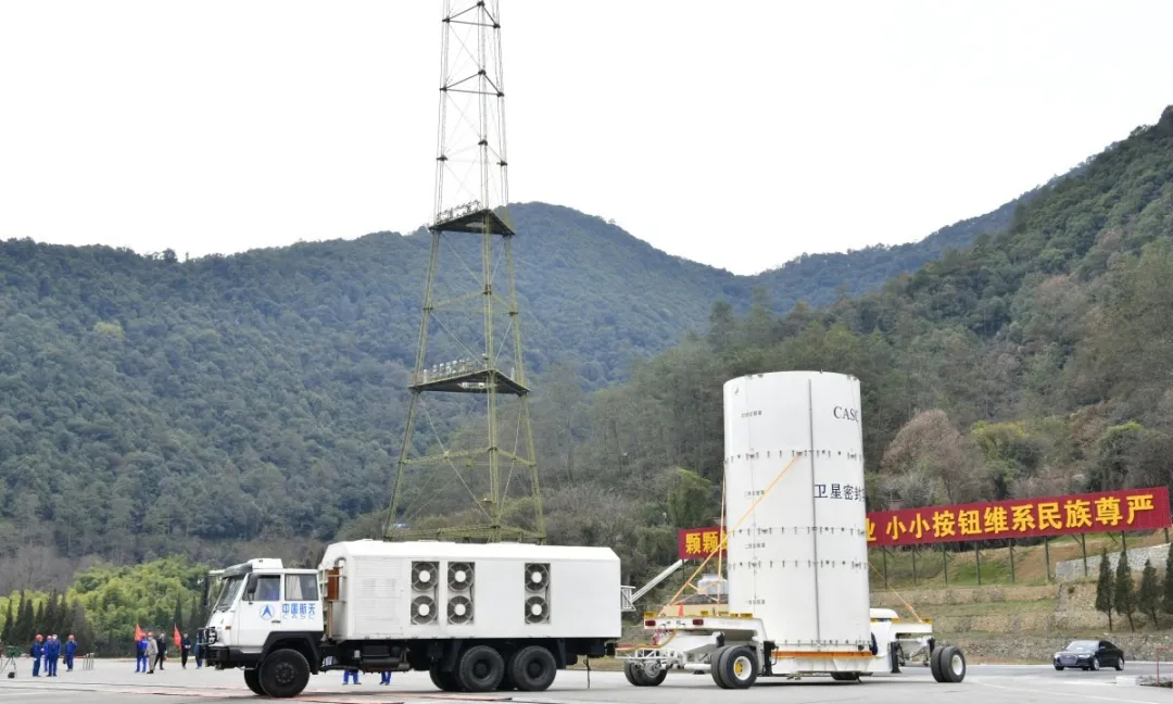 天通一號衛星移動通信系統是我國自主研制建設的衛星移動通信系統，由空間段、地面段和用戶終端組成。天通一號03星由中國空間技術研究院抓總研制，發射入軌后將與地面移動通信系統共同構成天地一體化移動通信網絡，為中國及周邊、中東、非洲等相關地區，以及太平洋、印度洋大部分海域用戶，提供全天候、全天時、穩定可靠的話音、短消息和數據等移動通信服務。圖為衛星轉運。（張詩佳 攝）