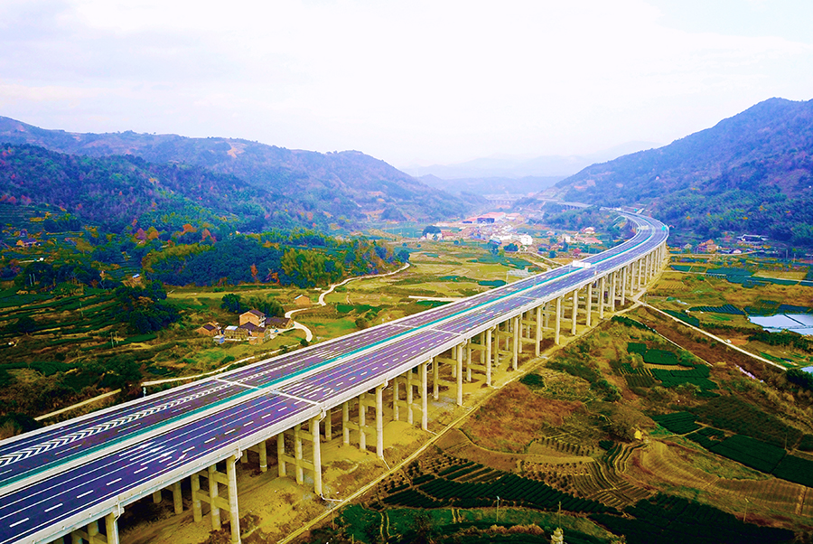 項目建設者們秉承綠色公路品質工程的施工理念，注重保護沿線生態環境，建成了國內首個山嶺高速公路泥漿處理廠，使用高效節能固液分離技術，將工地樁基施工產生的泥漿經固液分離后，清水可進行綠化澆灌、道路灑水降塵等，泥團運往附近磚廠制磚，實現泥漿零排放、零污染，原漿處理速度達到每小時100立方米以上。圖為建成后的沙埕灣跨海公路。（靳長輝 攝）