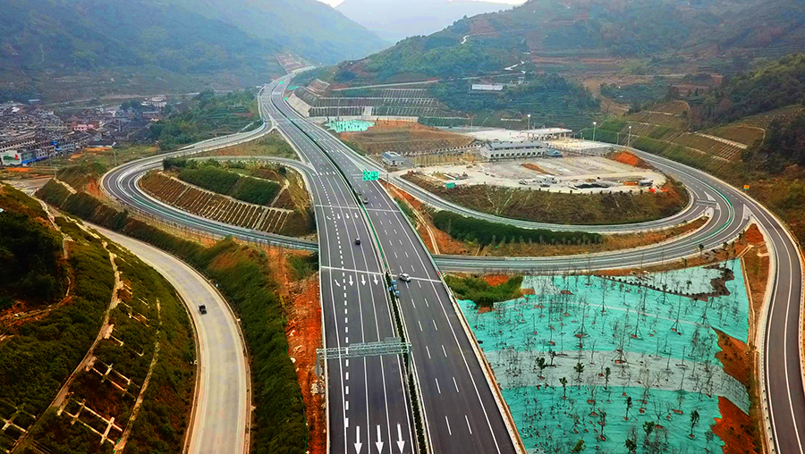 該項目通車后，進一步完善了國家和區域高速公路網，提高了南北沿海運輸大通道服務水平，并構筑起海峽西岸經濟區閩東北翼通往長江三角洲的主要通道，強化海峽西岸經濟區與長江三角洲的經濟交流與協作，更好地融入全國經濟發展格局。圖為建成后的沙埕灣跨海公路。（靳長輝 攝）