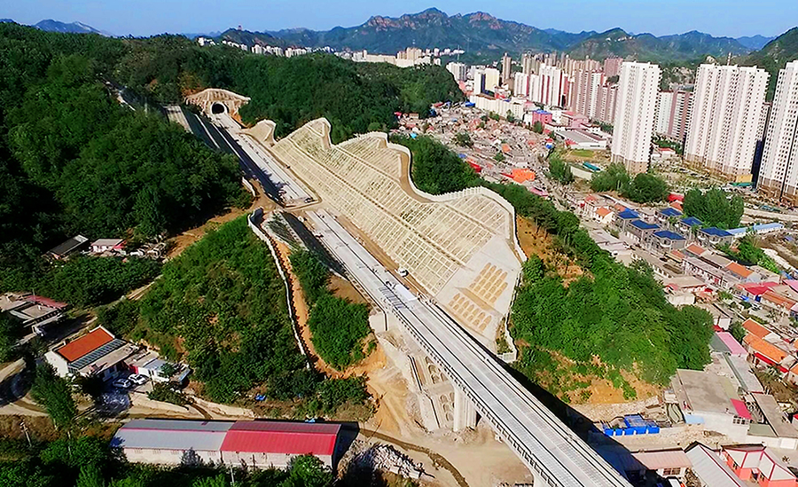 京哈高鐵全線貫通，也讓北京市邁入了擁有北京站、北京西站、北京南站、北京北站、清河站、北京朝陽站6座鐵路客運樞紐和首都國際機場、大興國際機場兩座國際機場的交通運輸新時代。圖為明長城下的隧道工程與風景交相輝映。（孫東 攝）