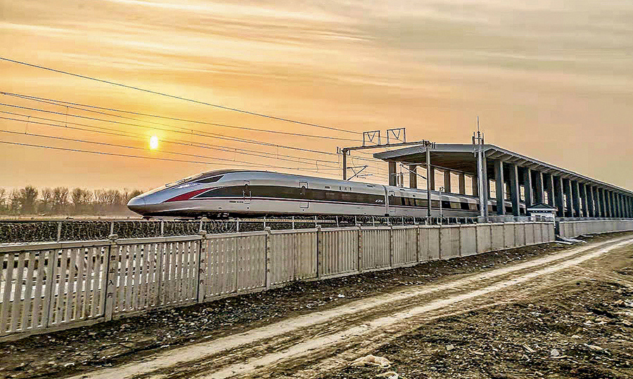 1月22日上午9時16分，首發“高寒版”復興號G913次列車從北京朝陽站緩緩開出，向著銀裝素裹的北國之城哈爾濱進發，京哈高鐵北京至承德段正式開通運營，標志著1198公里的京哈高鐵全線貫通。時隔9年，京哈高鐵把哈爾濱和北京兩地拉進5小時交通圈。圖為京哈高鐵聯調聯試列車駛出望京隧道。（閆波 攝）