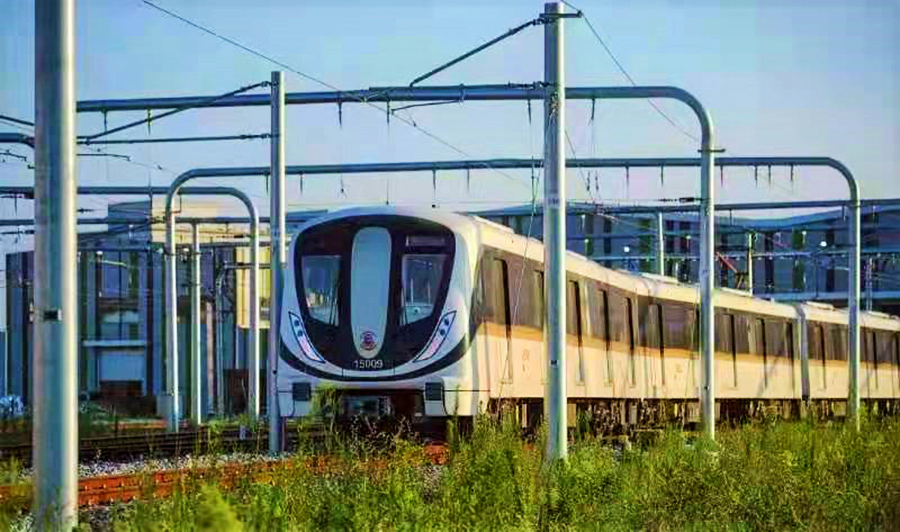 該條線路是國內一次性開通公里數最長，且開通運營即具備最高等級（UTO）全自動無人駕駛的軌道交通線路。圖為行駛中的列車。