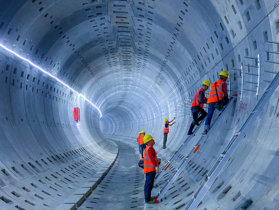 15號線全長42.3公里，共設30座車站，縱跨上海市5個行政區，是上海市西部一條重要的交通樞紐，由中鐵十四局電氣化公司承建全線通信、信號系統安裝工程。圖為工人正在進行隧道通信、信號施工。