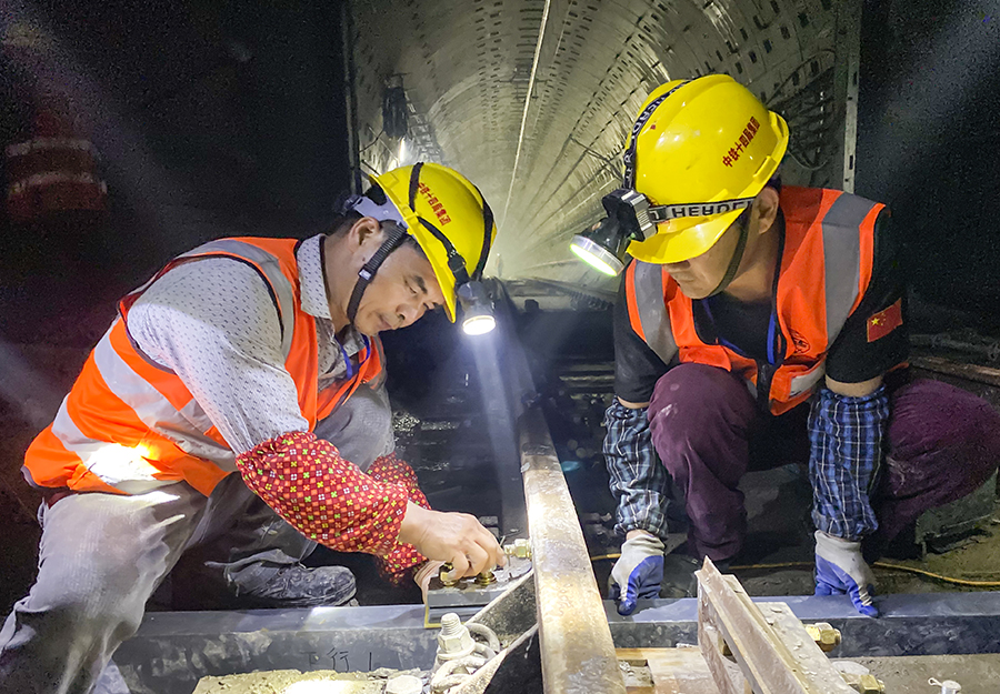在傳統地鐵通信系統中通常是依靠天線的2G無線電傳送，僅支持語音和低數據通信，采用第四代移動通信系統技術后，其專用頻段，帶寬高、連接快、承載能力強。圖為工人正在進行信號設備安裝施工。
