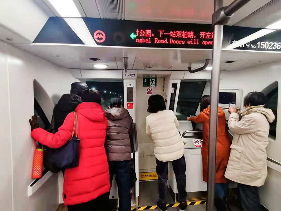 上海軌道交通15號線站后工程由中國鐵建所屬5家集團公司的6家工程公司共同承建，采用了站后工程總承包、大標段模式，有利于資源整合、集中管理、技術創新，這是在中國鐵建系統內首次采用此種施工模式。圖為乘客觀看無人駕駛的車頭。