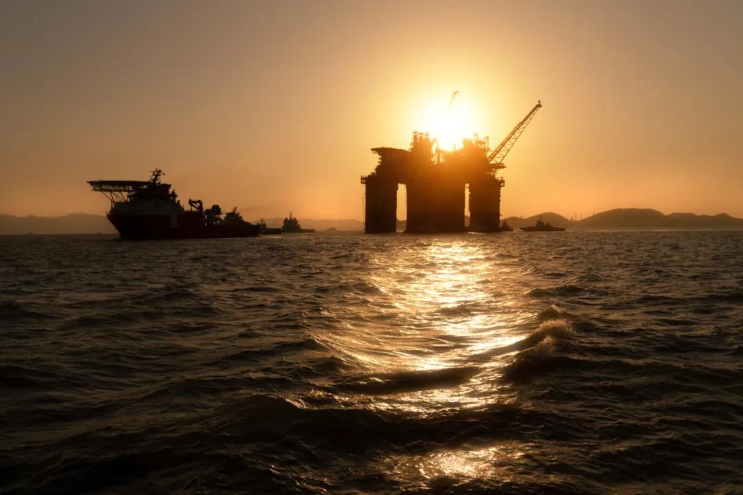 冬日的夕陽隱去最后一抹紅，夜色降臨煙臺芝罘灣。一群人走下拖輪，回過頭張望著。夜色中，我國自主研發的全球首座10萬噸級深水半潛式生產儲油平臺中國海油“深海一號”能源站在遠處閃爍著光點。在過去的5個小時里，中國海油工作人員乘著“港拖17”在海浪中沉浮，護送“深海一號”奔赴南海前的最后一程。此刻，他們的心和碼頭一樣空，百感交集。