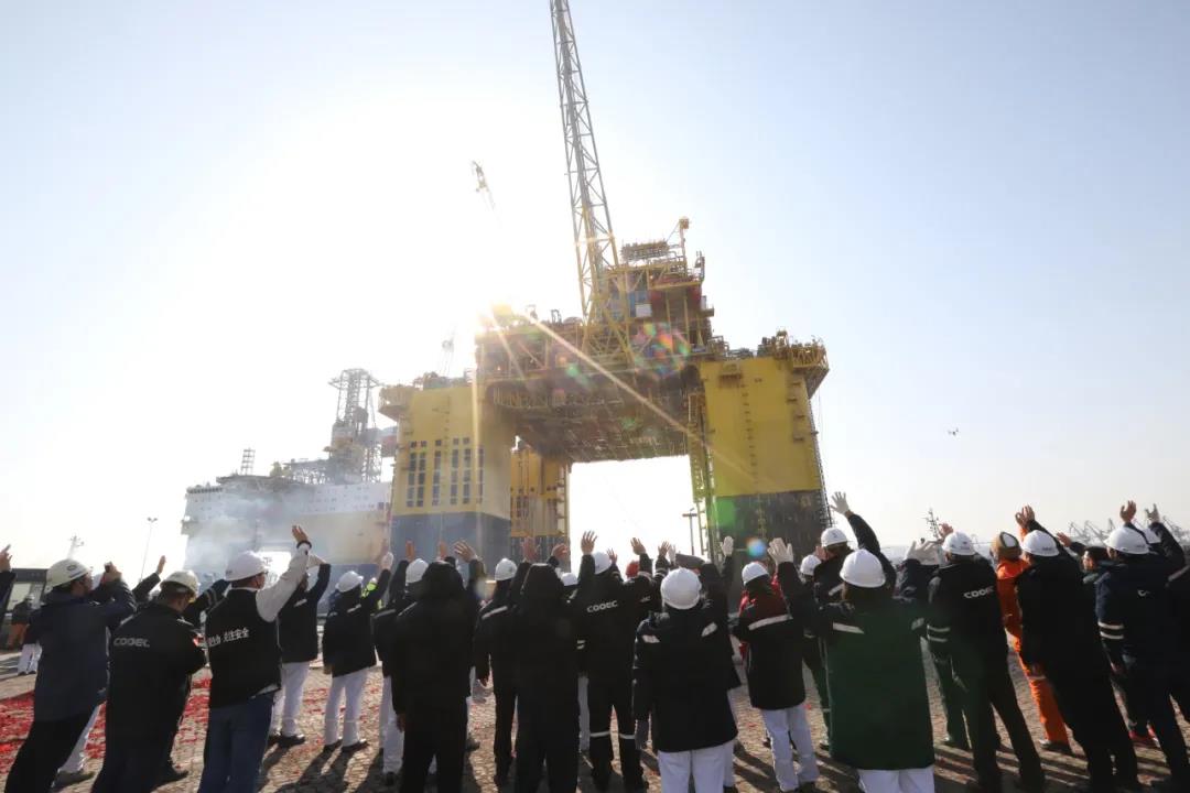 纜繩陸續解開，拖輪一一就位、帶纜。“深海一號”即刻啟航！平臺兩層甲板的圍欄處站滿人，他們用力揮動手臂，向岸上目送他們的人群告別。岸上的人們也揮著手，大聲呼喊道別：“一路順風！陵水見！”