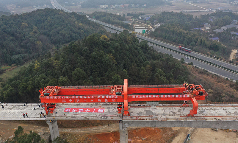 常益長高鐵全長157公里，設計時速350公里，是國家“八縱八橫”高速鐵路網的重要組成部分。圖為1月31日拍攝的常益長高鐵六標箱梁架設現場。（新華社記者 趙眾志 攝）