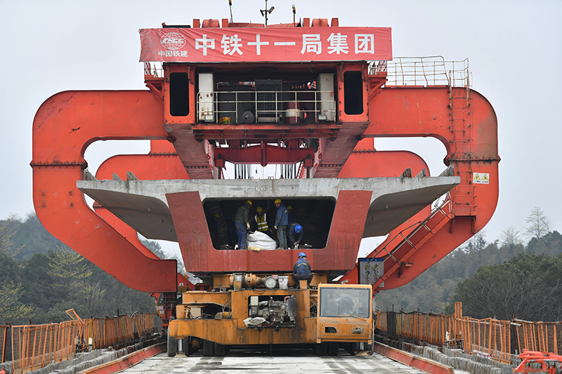 圖為1月31日拍攝的常益長高鐵六標箱梁架設現場。（新華社記者 趙眾志 攝）