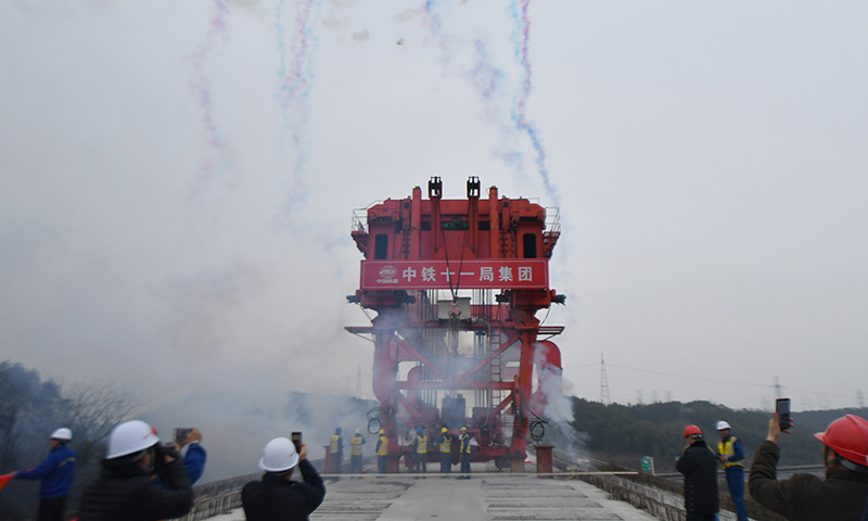 圖為1月31日，常益長高鐵六標箱梁架設順利完成。（新華社記者 趙眾志 攝）