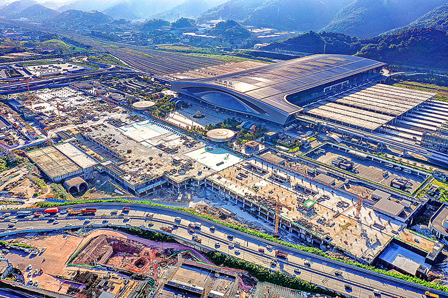 日前，由中國鐵建所屬中鐵十四局參建的重慶西站樞紐二期工程涉軌部分正式投入使用，標志著我國西部最大的客運綜合交通樞紐建設取得重大進展。圖為中國西部最大的客運綜合交通樞紐涉軌部分投入使用。