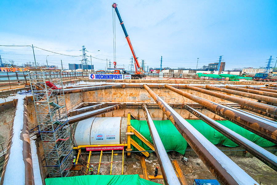 該盾構機是為適應俄羅斯嚴寒氣候而專門研發的，可在莫斯科近零下30攝氏度的極端天氣中順利完成掘進任務。圖為盾構機始發現場。