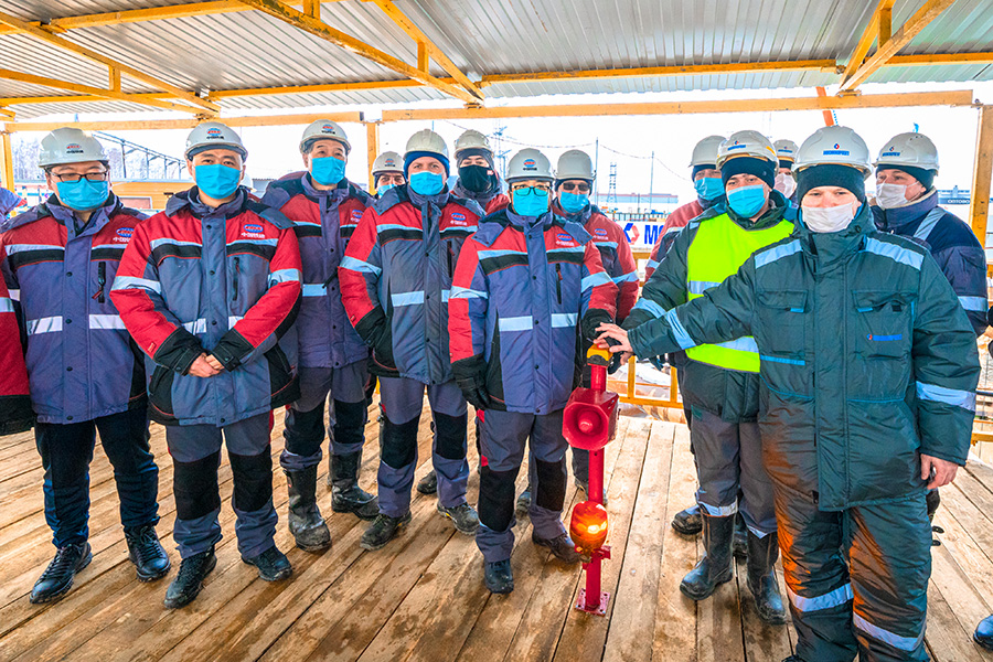 圖為中俄員工共同按下始發按鈕。