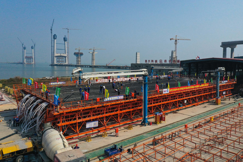 2月2日，深中通道項目首榀60米混凝土箱梁在位于廣東省中山市馬鞍島的中鐵大橋局深中通道項目智慧梁場澆筑成功，60米混凝土箱梁澆筑后最大重量將達3180噸，梁體頂部面積相當于4個標準籃球場。圖為在中鐵大橋局深中通道項目智慧梁場拍攝的首榀60米混凝土箱梁澆筑現場。（新華社記者 劉大偉 攝）