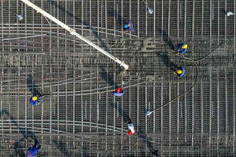 深中通道是集“橋、島、隧、水下互通”于一體的跨海集群工程，項目全長約24公里，其中橋梁工程長約17公里。圖為2月2日，施工人員在中鐵大橋局深中通道項目智慧梁場進行首榀60米混凝土箱梁澆筑。（新華社記者 劉大偉 攝）