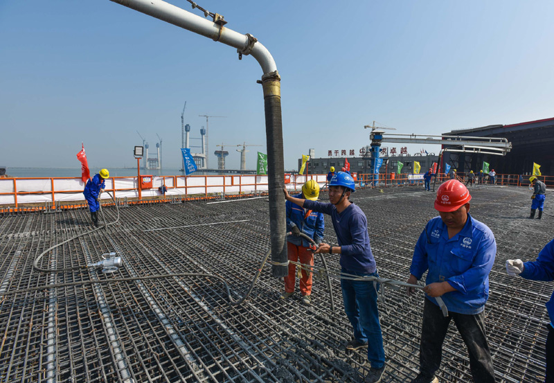 圖為2月2日，施工人員在中鐵大橋局深中通道項目智慧梁場進行首榀60米混凝土箱梁澆筑。（新華社記者 劉大偉 攝）