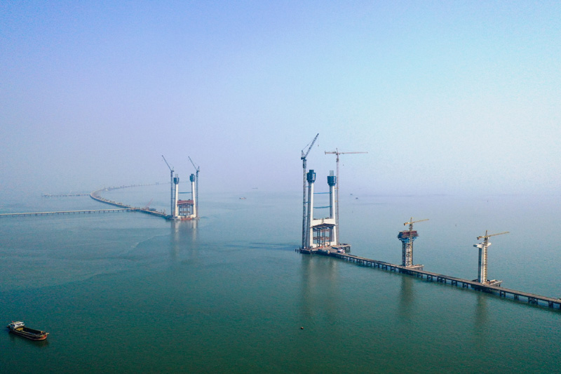 圖為2月2日，深中通道橫門大橋兩端的非通航孔橋將使用60米混凝土箱梁。（新華社記者 劉大偉 攝）