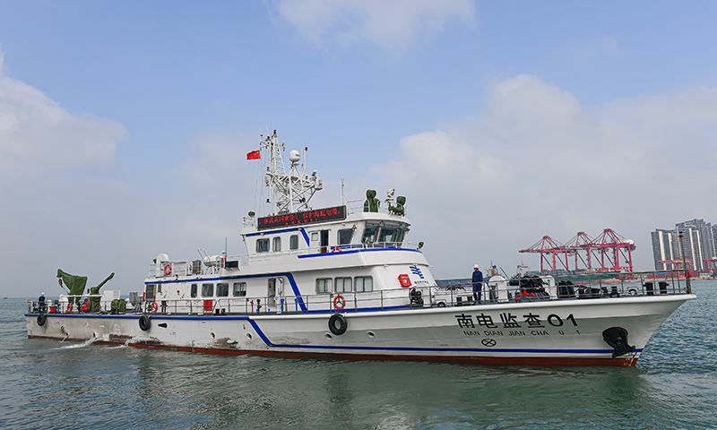 近日，由南方電網公司自主建造的海底電纜綜合運維船“南電監查01”在海口交付使用。這是國內首艘具備對500千伏海底電纜進行高速巡航和低速定位檢測的海纜運維船，填補了國內海纜運維檢測方面的技術空白。該船可實現海纜不停電檢測作業，跨海電纜檢修期間不會給居民用電帶來影響。圖為2月3日在海口拍攝的海底電纜綜合運維船“南電監查01”。（新華社記者 蒲曉旭 攝）