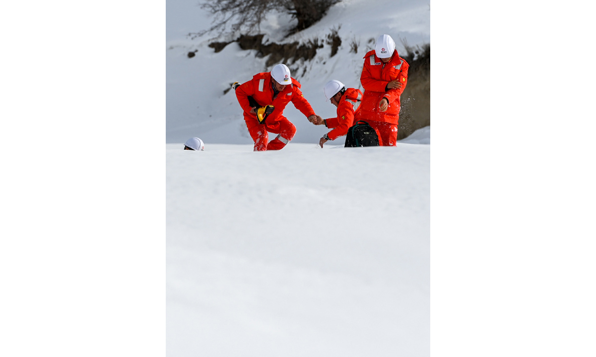 圖為2月4日，在西氣東輸二線果子溝段，管道巡護人員在雪中艱難行走。（新華社記者 丁磊 攝）