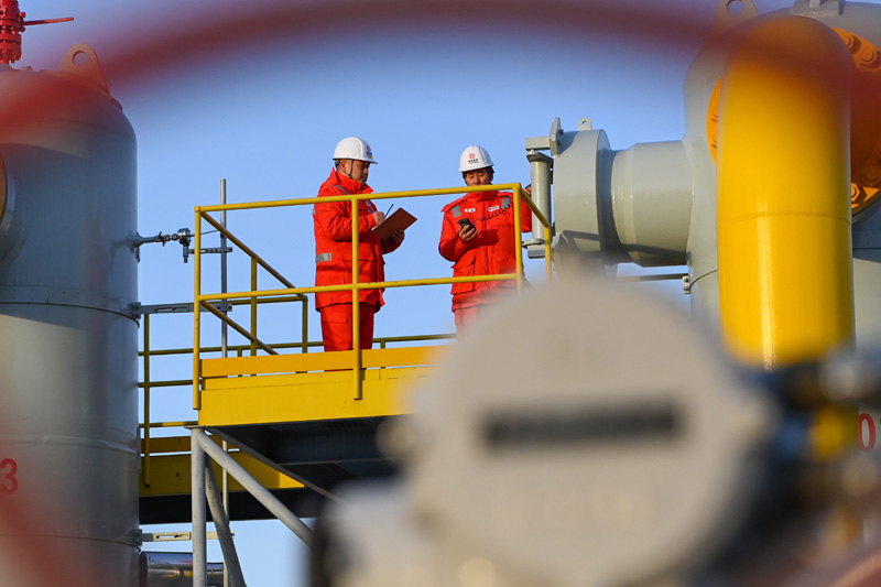 圖為2月4日，在霍爾果斯壓氣首站，運維人員對站內設備進行巡檢。（新華社記者 丁磊 攝）