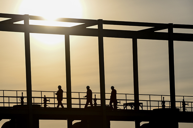 圖為2月4日，在霍爾果斯壓氣首站，運維人員在操作臺上進行設備檢查。（新華社記者 丁磊 攝）