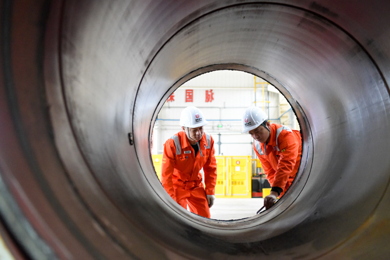 圖為2月4日，在霍爾果斯壓氣首站，維搶修人員在交流天然氣管道焊接技術。（新華社記者 丁磊 攝）