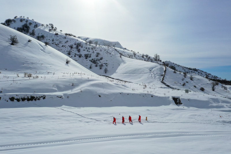 圖為2月4日，管道巡護人員在西氣東輸二線果子溝段巡檢。（新華社記者 丁磊 攝）