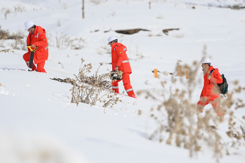圖為2月4日，管道巡護人員在西氣東輸二線果子溝段巡檢。（新華社記者 丁磊 攝）