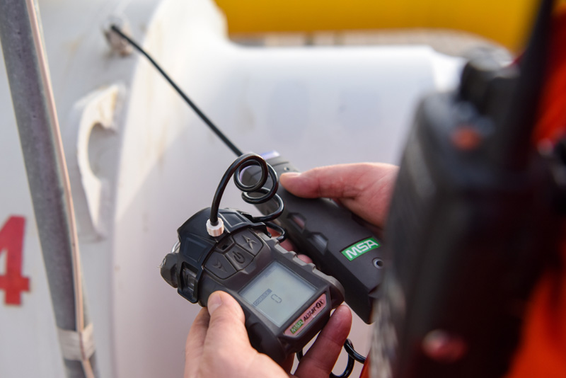 圖為2月4日，在霍爾果斯壓氣首站，運維人員通過可燃氣體檢測儀對設備進行密封檢查。（新華社記者 丁磊 攝）