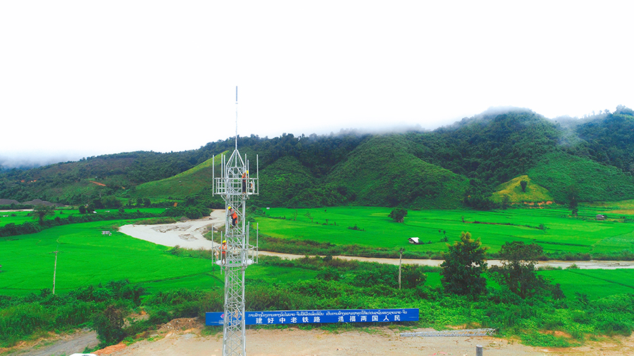 近日，中老鐵路萬象至萬榮區段通信干線光纜敷設順利貫通，標志著中老鐵路通信工程取得階段性進展，為后續聯調聯試工作奠定堅實基礎。圖為中老鐵路DK237鐵塔施工航拍。